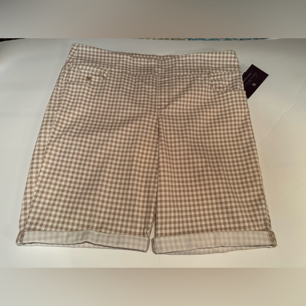 Gloria Vanderbilt Amanda Pull on Bermuda shorts size 16W Brand New!